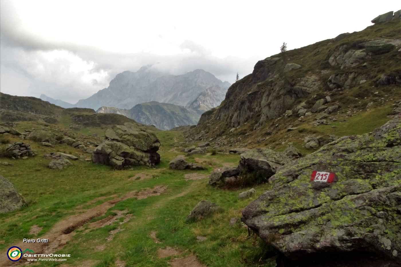 100 Scendo dal Passo di Mezzeno alle Baite sul sent. 215.JPG